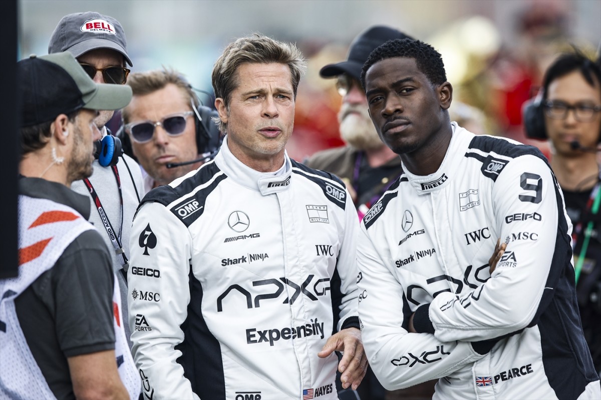 レーサー姿のブラピがかっこいい！　イギリスGPでF1映画を撮影