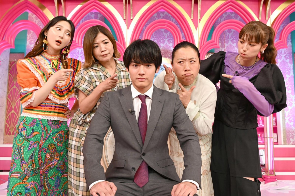 ドラマ『こっち向いてよ向井くん』に出演する(左から)ファーストサマーウイカ、大久保佳代子、赤楚衛二、いとうあさこ、若槻千夏