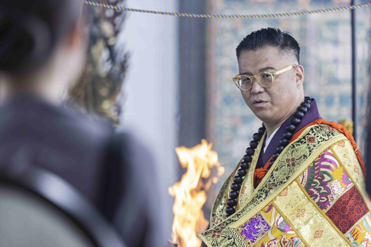シソンヌ・長谷川忍、Jホラー界の巨匠・中田秀夫から直々の指名！ 『禁じられた遊び』で胡散臭さ満点の霊能者を怪演