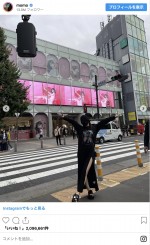 巨大広告の前で撮影するモモ　※「TWICE・モモ」インスタグラム