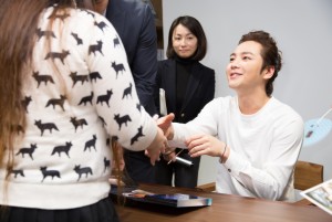 チャン・グンソク、『キレイな男』DVD発売記念、プレミアサイン会（2014年）にて