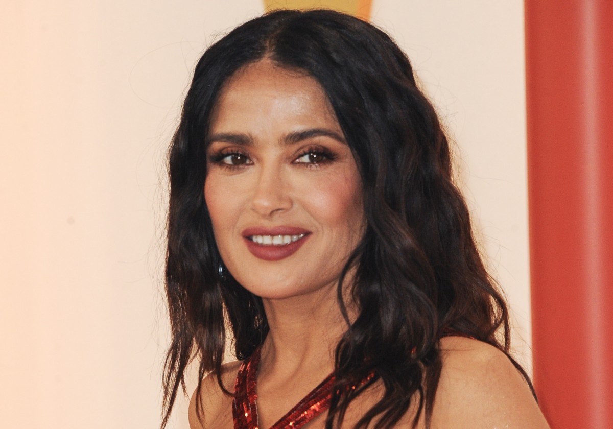 サルマ・ハエック、56歳とは思えぬ美ボディを披露!