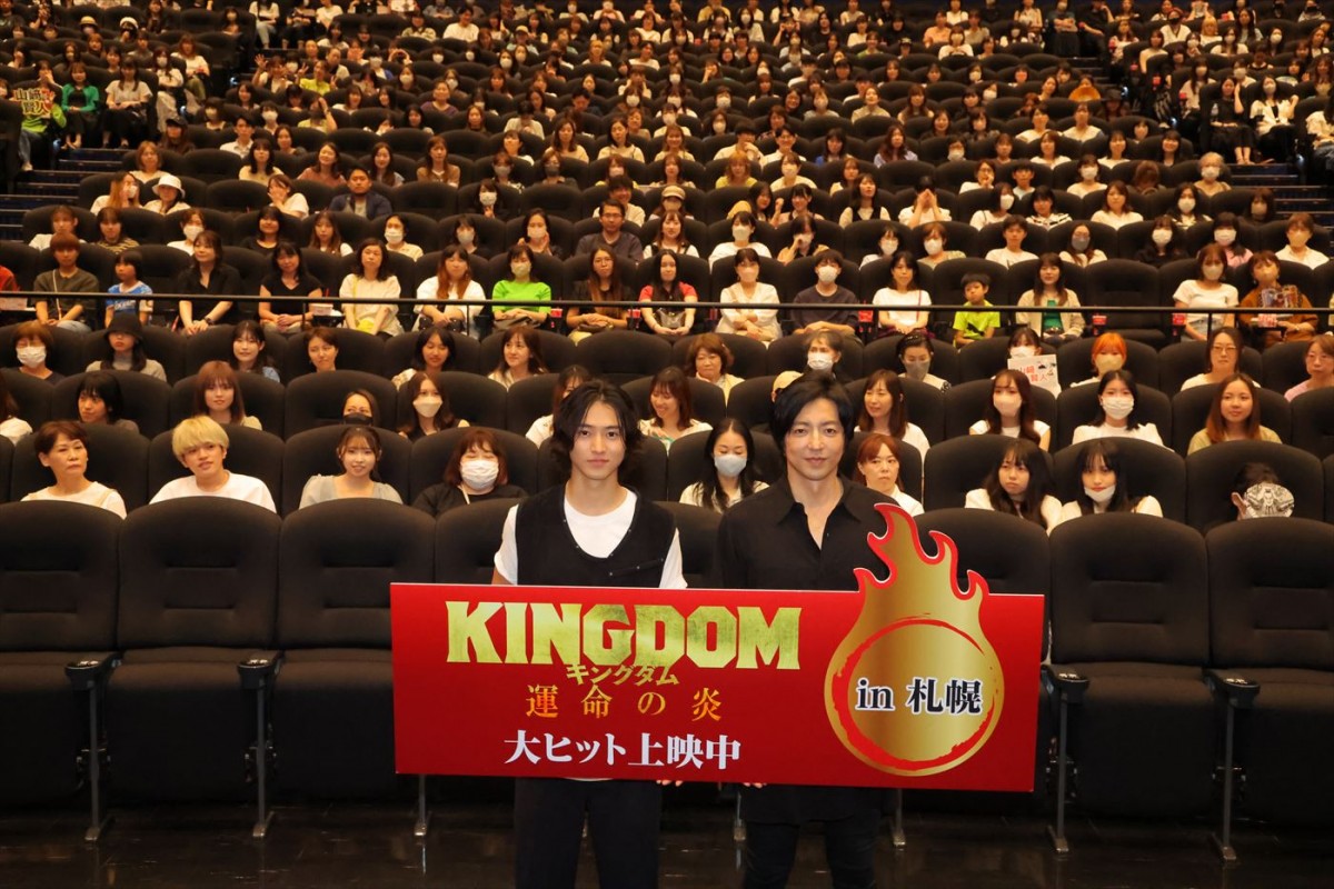 山崎賢人＆吉沢亮＆大沢たかお、『キングダム』初の全国舞台あいさつツアーに感無量　オフショットも到着！