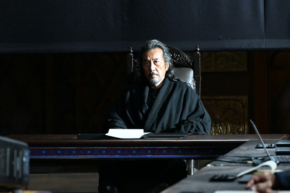 『VIVANT』二宮和也、拷問中にスマホ操作　視聴者ツッコミ「パズドラしてる？」