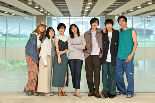 火曜ドラマ『マイ・セカンド・アオハル』に出演する(左から)箭内夢菜、飯沼愛、伊原六花、広瀬アリス、道枝駿佑、水沢林太郎、濱尾ノリタカ
