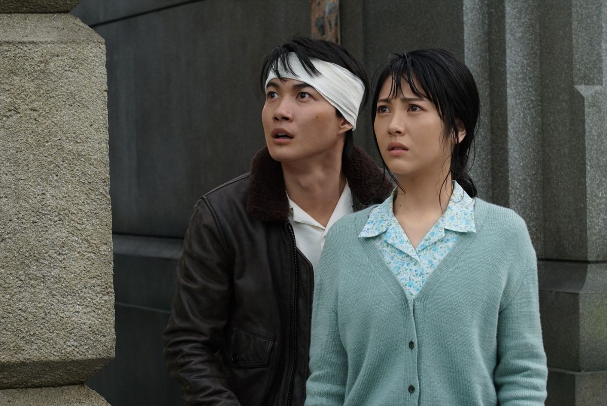 『ゴジラ‐1.0』圧巻のゴジラ全身ビジュアル到着！　神木隆之介、浜辺美波らの場面写真15点解禁