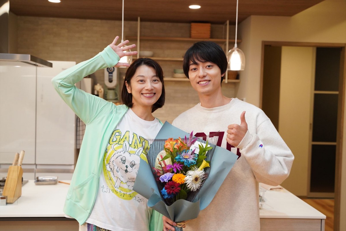 ドラマ『コタツがない家』(左から)主演の小池栄子、21歳の誕生日を迎えた作間龍斗