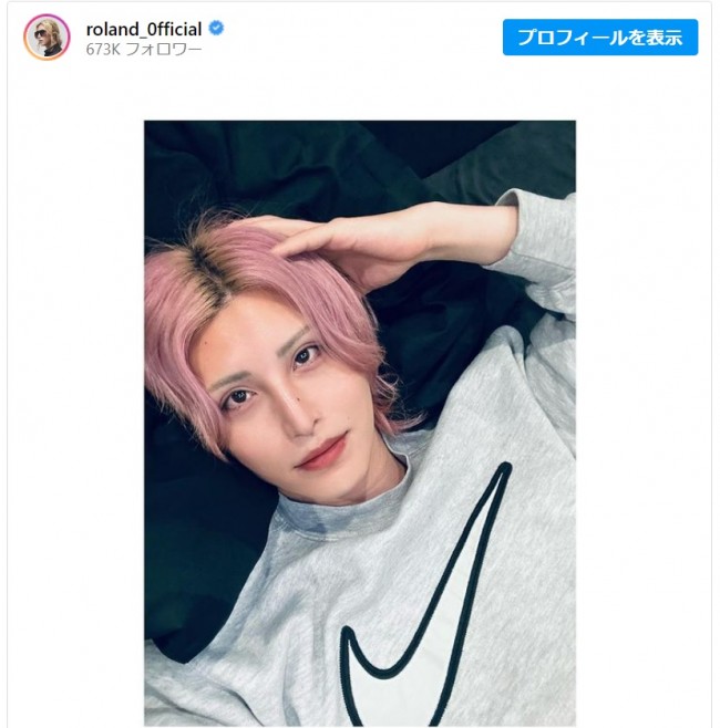 ROLAND、アーニャイメージのピンクヘアーに激変　※「ROLAND」インスタグラム