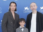 第80回ヴェネチア国際映画祭　フォトコールに登場した（左から）森山未來、塚尾桜雅、塚本晋也監督