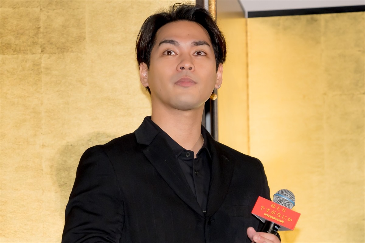 岡田将生、人生初の舞台あいさつMCに挑戦　松坂桃李の言葉に涙見せる