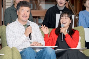 ドラマ『ゆりあ先生の赤い糸』制作発表記者会見に出席した（左から）田中哲司、菅野美穂