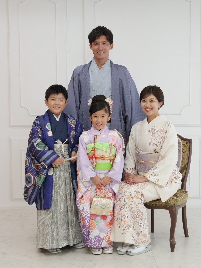 写真）増嶋竜也＆潮田玲子ファミリーが「七五三キッズファッション