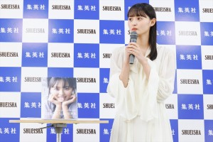 乃木坂46・遠藤さくら、1st写真集『可憐』発売記念会見に登場