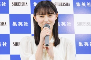 乃木坂46・遠藤さくら、1st写真集『可憐』発売記念会見に登場