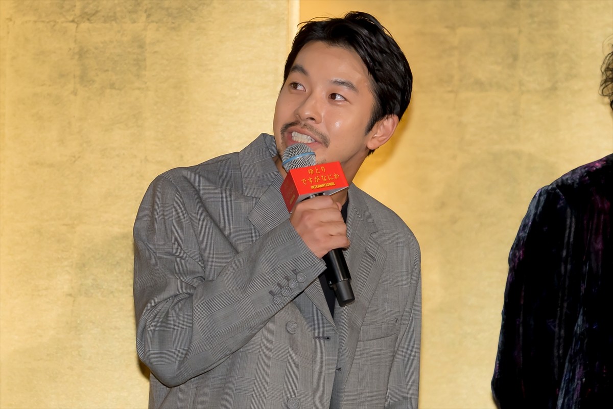 岡田将生、人生初の舞台あいさつMCに挑戦　松坂桃李の言葉に涙見せる