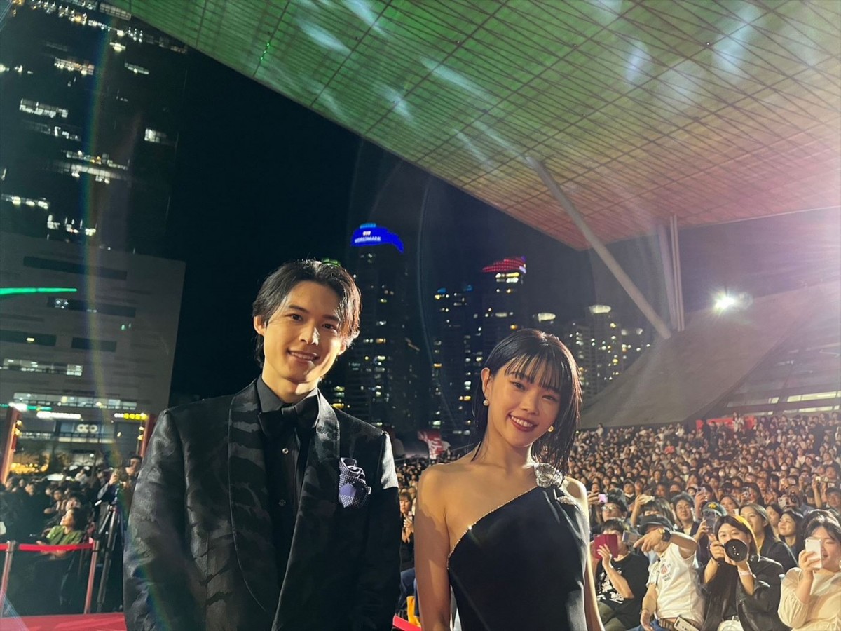 第28回釜山国際映画祭のレッドカーペットに登場した映画『キリエのうた』(左から)松村北斗、アイナ・ジ・エンド
