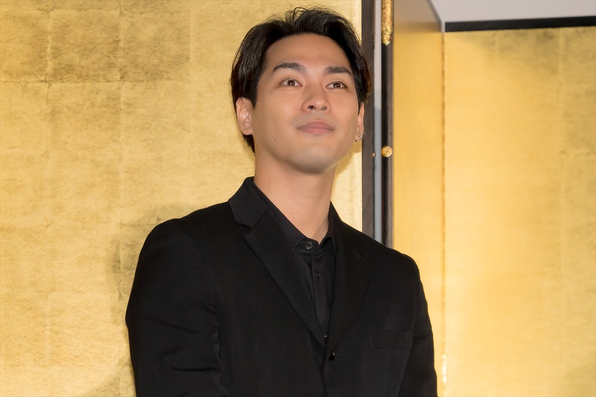 岡田将生、人生初の舞台あいさつMCに挑戦　松坂桃李の言葉に涙見せる