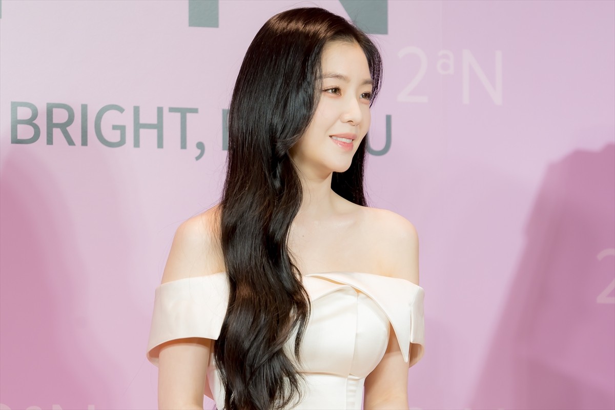 Red Velvet・アイリーン、自分を輝かせるためにしていることは「運動」　白のミニワンピでイベント登場