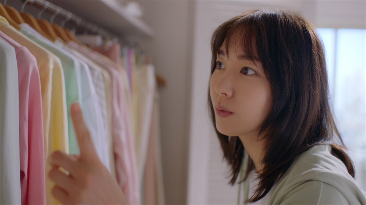 新垣結衣、服の匂いをかいで“うっとり”　チャーミングな演技が光る新CM公開