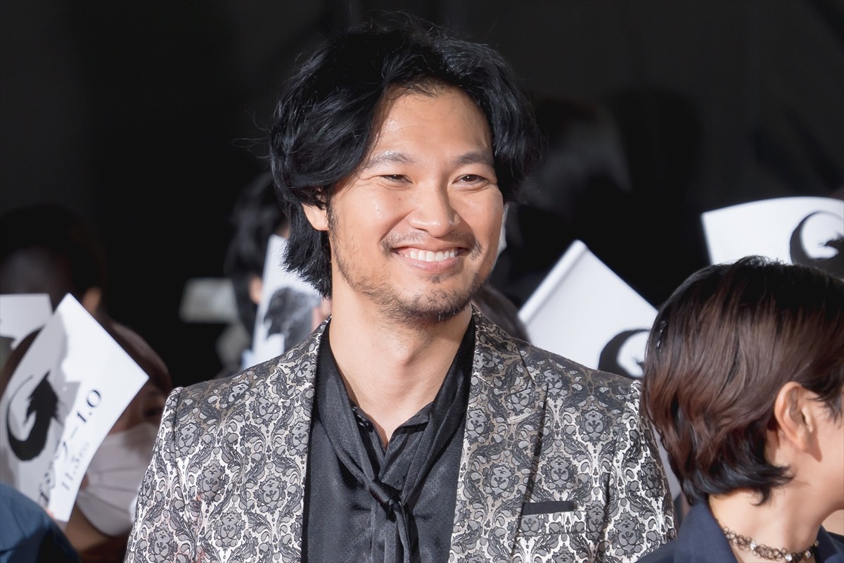 神木隆之介＆浜辺美波、歌舞伎町のレッドカーペットに降臨　“巨大ゴジラトラック”も登場