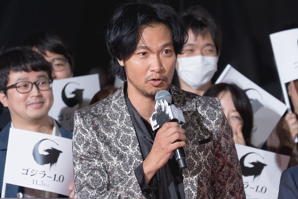 神木隆之介＆浜辺美波、歌舞伎町のレッドカーペットに降臨　“巨大ゴジラトラック”も登場