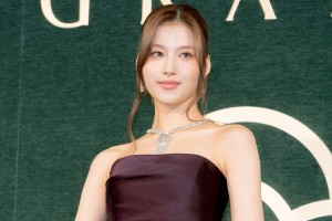 TWICE・SANA、トータル150カラットのGRAFF新作ダイヤモンドネックレスをお披露目