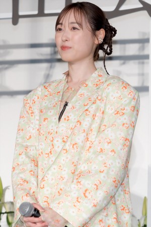 福原遥、映画『あの花が咲く丘で、君とまた出会えたら。』完成披露試写会に登場