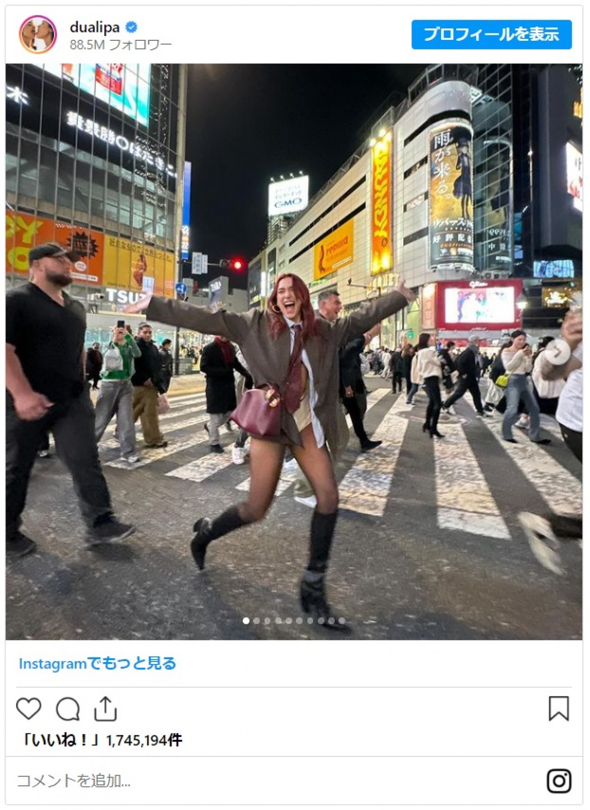 デュア・リパが来日！　スタイリッシュなファッションで街を散策＆寿司作りにも挑戦