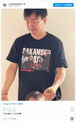 育児に悪戦苦闘する山内健司の『SAKAMOTO DAYS』Tシャツ　※「山内健司（かまいたち）」インスタグラム