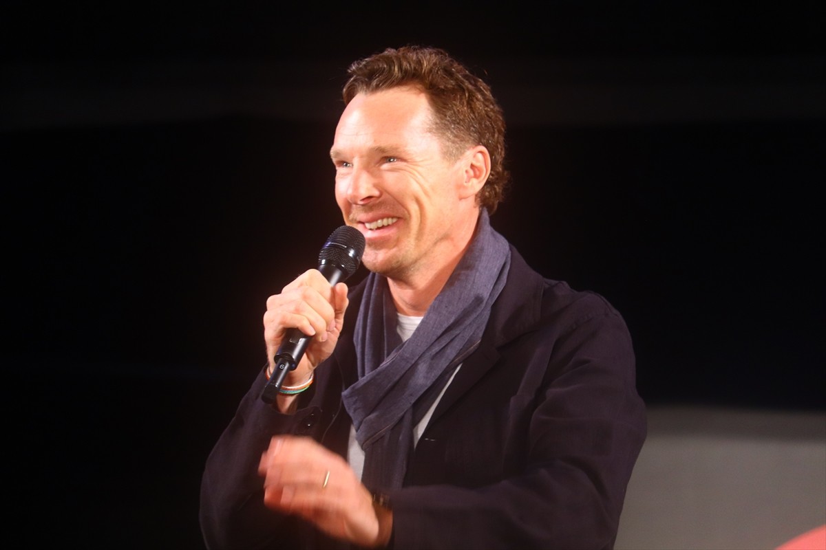 ベネディクト・カンバーバッチ、「東京コミコン」でファン魅了！　シャーロックポーズ、指ハート披露する大サービス