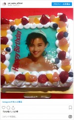 浅香唯、18歳当時の姿がプリントされたケーキで誕生日を祝われる ※「浅香唯」インスタグラム