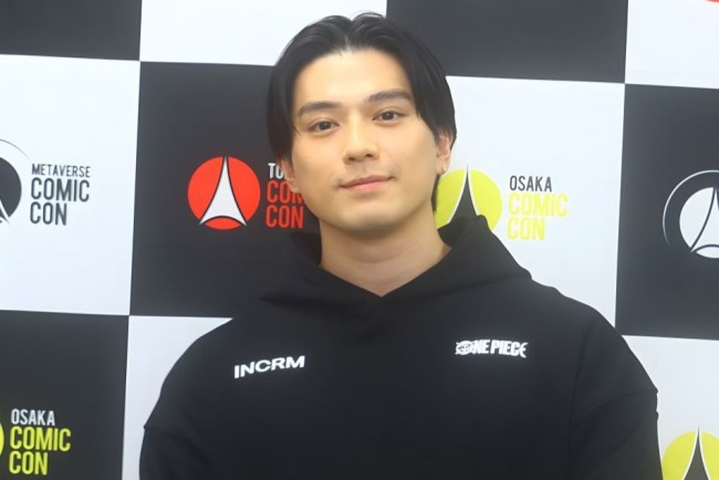 「東京コミックコンベンション 2023」で囲み取材に応じた新田真剣佑