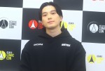 「東京コミックコンベンション 2023」で囲み取材に応じた新田真剣佑