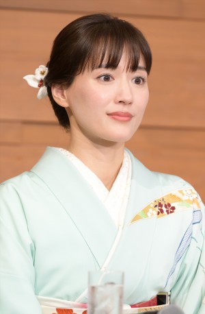 綾瀬はるか、『義母と娘のブルースFINAL 2024年謹賀新年スペシャル』制作発表会見に登場