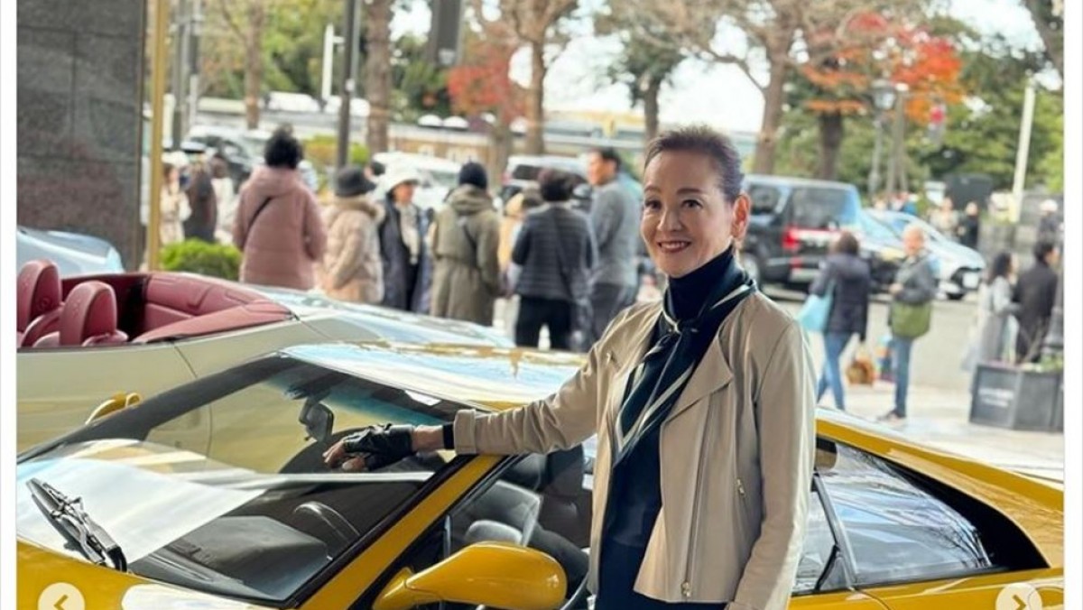 女優・夏樹陽子、愛車・フェラーリとの2ショットがカッコよすぎる「いつまでもキマッテ、美しいです」 - エンタメ - ニュース ｜クランクイン！