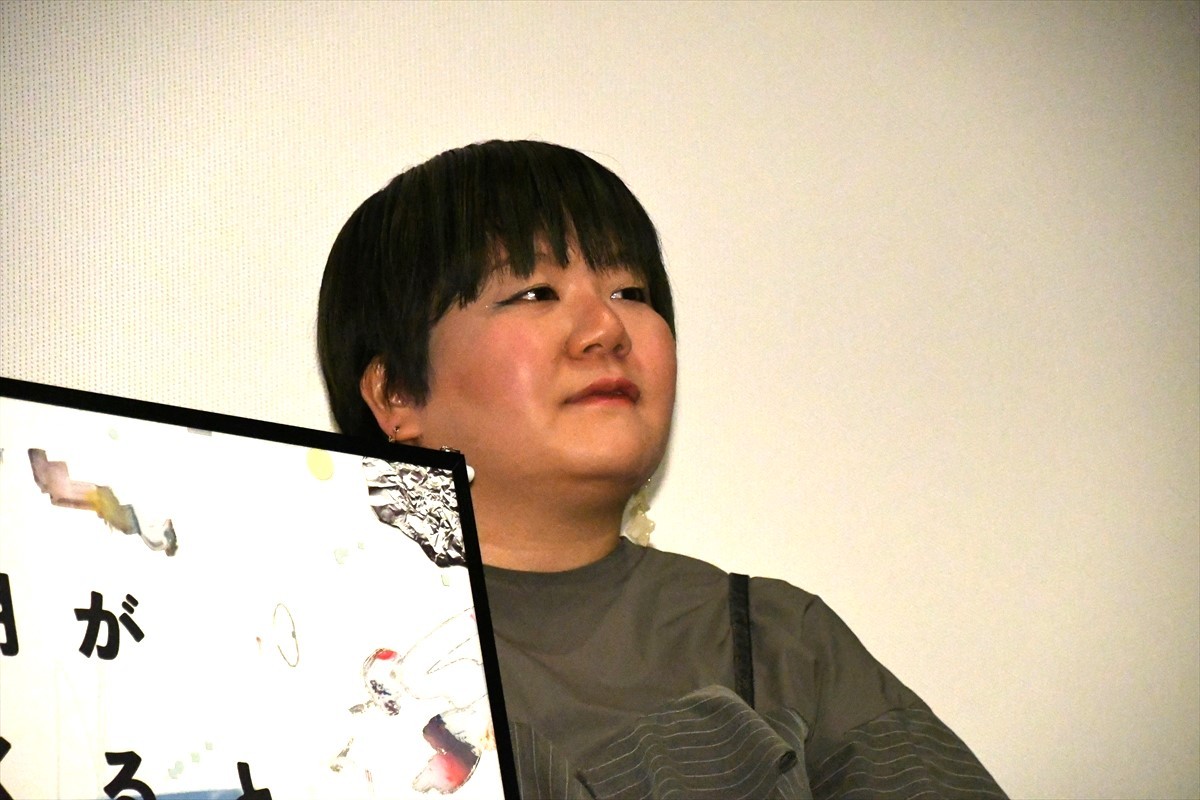 唐田えりか、“芋ちゃん、唐ちゃん”の仲の芋生悠から「陽気キャラ」を明かされ照れ笑い