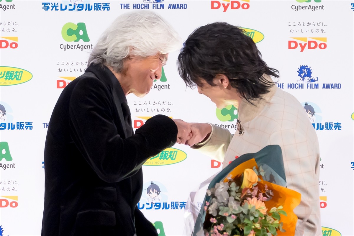 横浜流星、報知映画賞主演男優賞受賞　佐藤浩市が祝福に駆けつける
