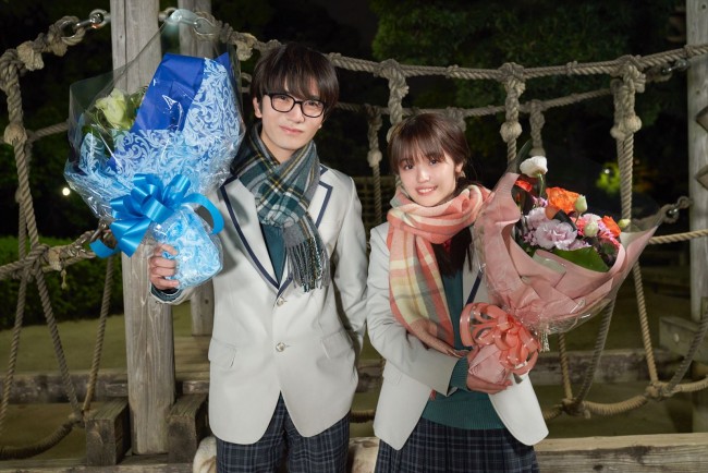 ドラマ『君が死ぬまであと100日』クランクアップを迎えた(左から)高橋優斗、豊嶋花