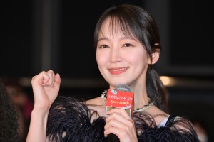 吉岡里帆、映画『怪物の木こり』公開記念舞台挨拶に登場