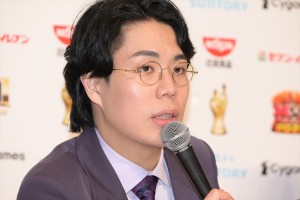 令和ロマン・高比良くるま、『M-1グランプリ2023』優勝者記者会見に登場