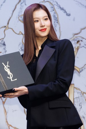 TWICE・SANA、イヴ・サンローラン・ボーテ ジャパン アンバサダー就任会見に登場