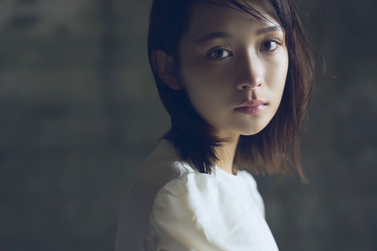 畑芽育、初の写真集を発売へ！ モードかつ大胆な衣装のカットも収録