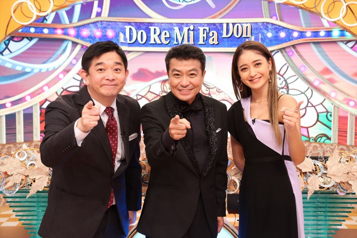 『クイズ!ドレミファドン2023冬ドラマ&新番組の豪華出演者が激突!新春3時間SP』より(左から)伊藤利尋フジテレビアナウンサー、中山秀征、池田美優