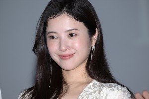 吉高由里子、ドラマ『星降る夜に』制作発表記者会見に登場