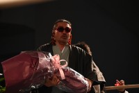 「競拳22」で高岡蒼佑に花束贈呈をしたごぼうの党・奥野卓志代表