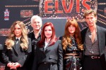（左から）リサ・マリー・プレスリー、『エルヴィス』監督のバズ・ラーマン、プリシラ・プレスリー、ライリー・キーオ、オースティン・バトラー