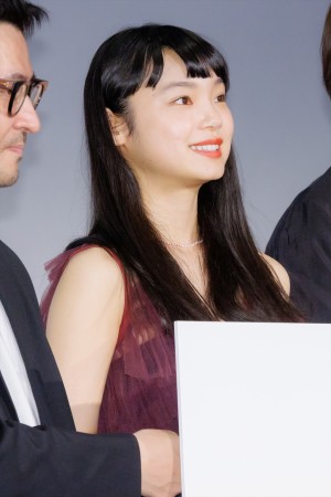 古川琴音、映画『スクロール』完成披露舞台挨拶に登場