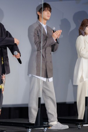 中川大志、映画『スクロール』完成披露舞台挨拶に登場