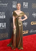 美しいゴールドのドレスで登場したアマンダ・サイフリッド