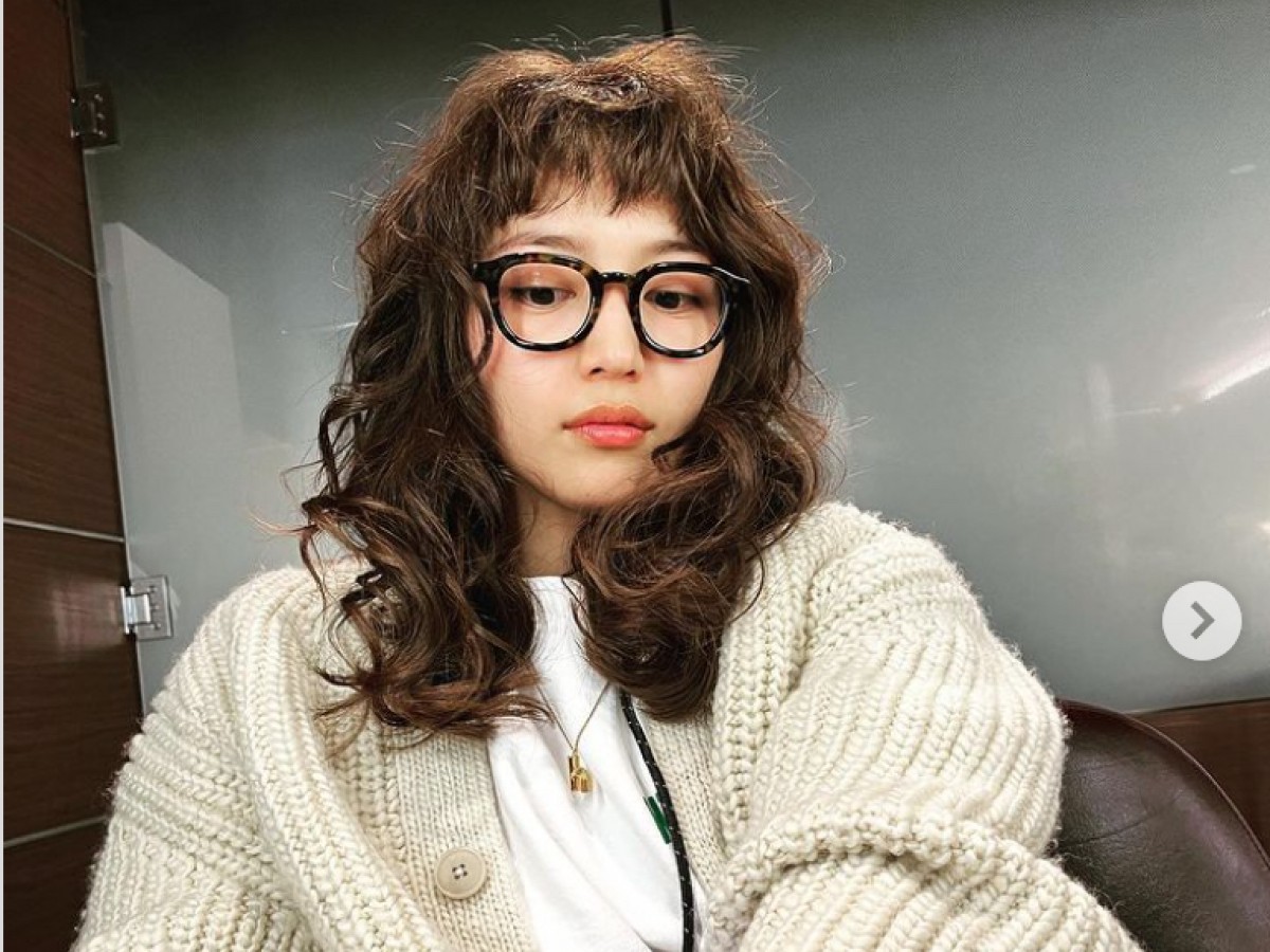 川口春奈、くるくるパーマヘアにイメチェン 「これが似合うのはさすが